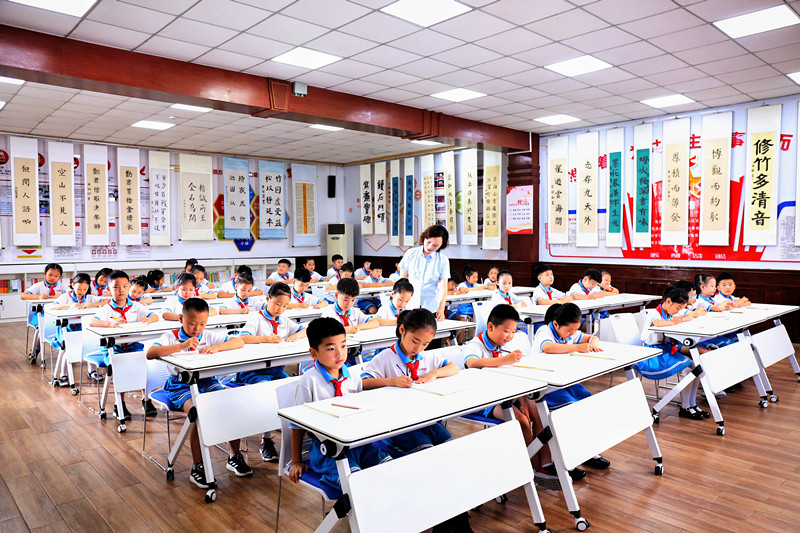 河南商丘：坚守护学岗 共建平安校园
